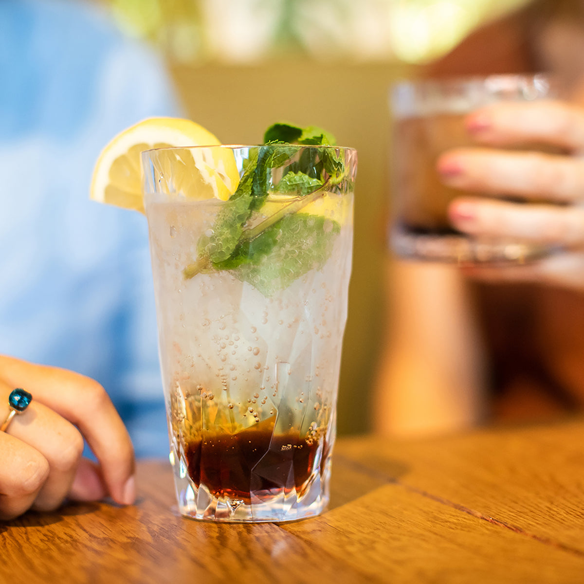 Koziol CLUB L pohár 400 ml pri servírovaní