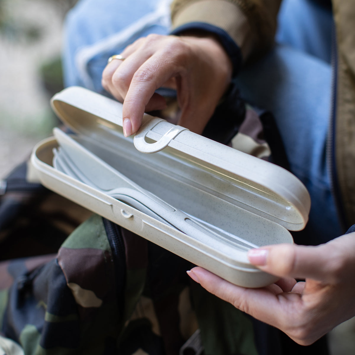 Koziol KLIKK READY príbor v púzdre pri stolovaní