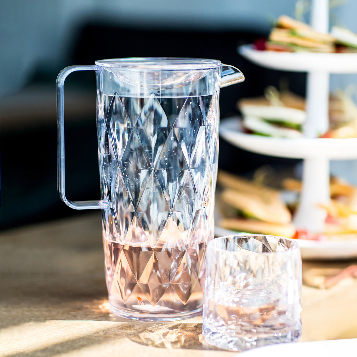 Koziol CRYSTAL džbán pri servírovaní