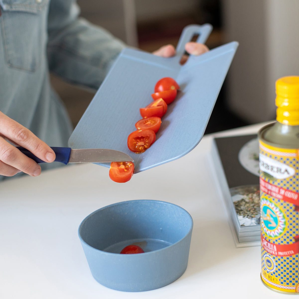 Koziol SNAP S doska na krájanie pri používaní